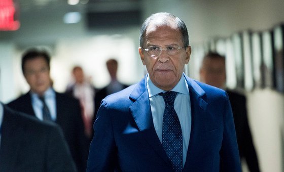 Министр иностранных дел России Сергей Лавров направляется на пресс-конференцию в штаб-квартире ООН в Нью-Йорке 1 октября 2015 года.