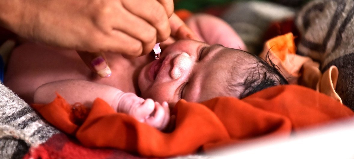 भारत में नवजात बच्ची को टीका लगाया जा रहा है.  