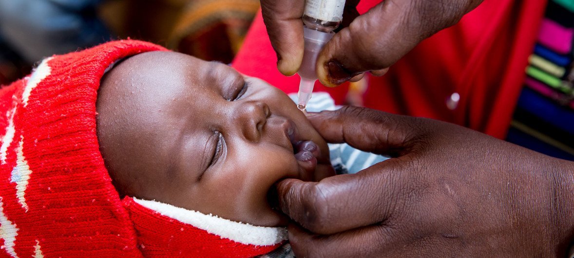 A nurse administers an oral poliovirus vaccine (OPV) to a baby at the Kaloko Clinic, Ndola, Zambia. 