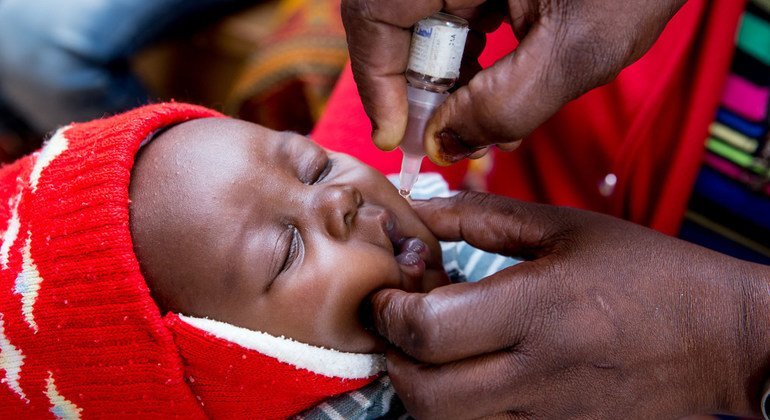 Mhudumu wa afya aktioa chanjo ya polio kwa mtoto Kaloko, Ndola, Zambia.