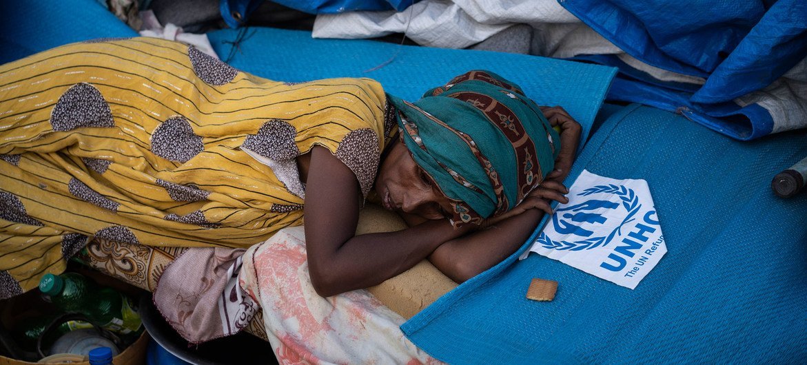 一名埃塞俄比亚难民在苏丹哈姆代特的一处接待中心内休息。