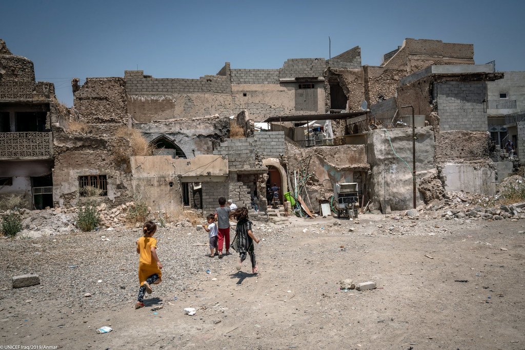 在伊拉克摩苏尔发生破坏性冲突之后，联合国儿童基金会正在与合作伙伴合作，重建和修复学校和医院。