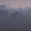 शाम के धुँधलके और प्रदूषण की चादर में चीन के शन्घाई शहर की एक तस्वीर.