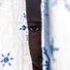 Los conflictos se han hecho más complejos con la participación de muchos grupos armados no estatales. En la imagen, un niño de 12 años, antiguo combatiente, ha regresado a la casa de su tío con el apoyo de UNICEF en la República Democrática del Congo.