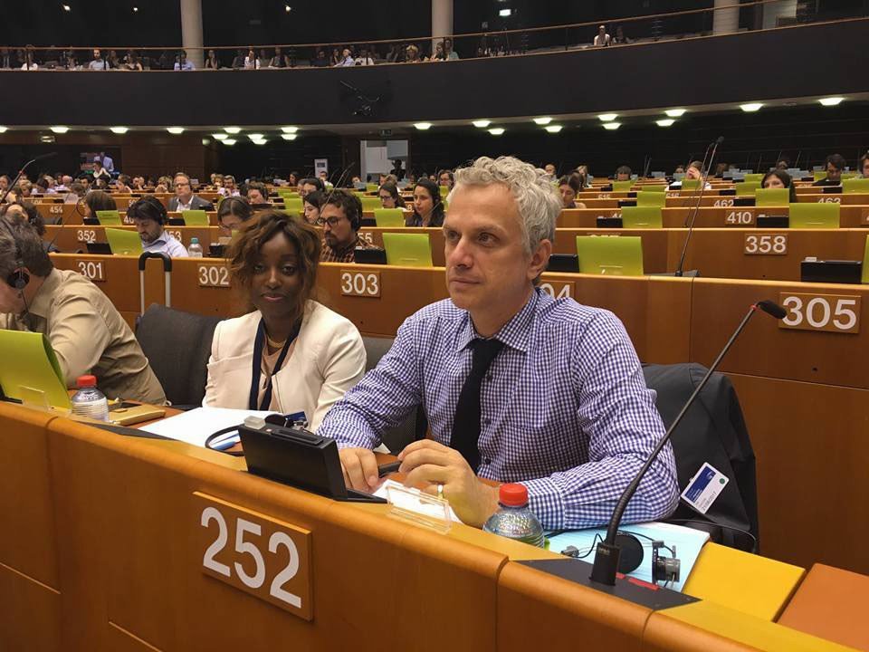 Ilias Chatzis (junto  a Yatta Dakowah), Representante de la Oficina de las Naciones Unidas contra la Droga y el Delito en Bruselas, durante una sesión especial del Parlamento de la Unión Europea sobre migración, en Bruselas (Bélgica), 2017.
