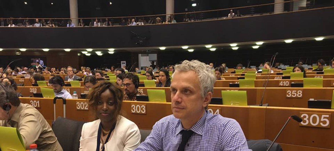 Ilias Chatzis y Yatta Dakowah, Representante de la UNODC en Bruselas, durante una sesión especial del Parlamento de la UE sobre migración - Bruselas, Bélgica - 2017.