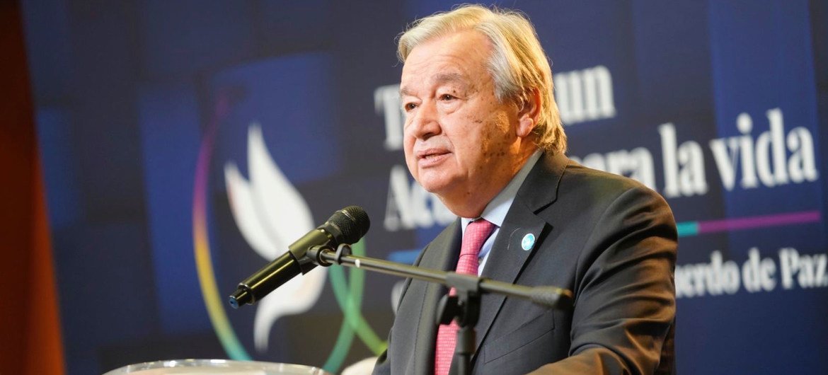 Le Secrétaire général de l'ONU, António Guterres, prononce un discours sur la justice transitionnelle en Colombie.