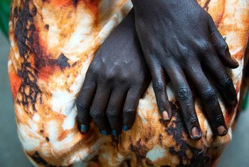 Женщина из Южного Судана была избита мужем, она нашла временное убежище в доме своего брата  