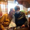 यूक्रेन में कोरोनावायरस से संक्रमित एक बुज़ुर्ग मरीज़, ऑक्सीजन मास्क के सहारे साँस लेते हुए.
