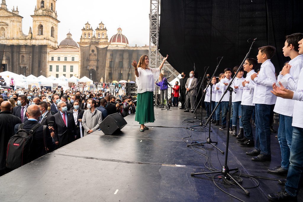 Los hijos de la paz, un grupo de niños de cinco años, nacidos tras la firma del acuerdo de paz en Colombia, cantan para el Secretario General de la ONU, António Guterres, en la Plaza de Bolivar de Bogotá.