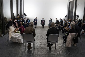 Doce víctimas del conflicto de Colombia comparten durante un encuentro con el Secretario General de la ONU su experiencia, su dolor y también sus esperanzas. El suelo de la sala donde se reúnen esta hecho con el metal fundido de las armas que entregaron l