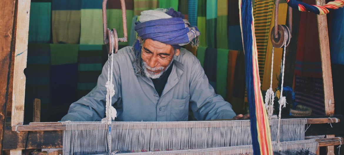 Un hombre nubio tejiendo alfombras en Asuán, Egipto.