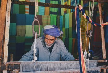 Un hombre nubio tejiendo alfombras en Asuán, Egipto.
