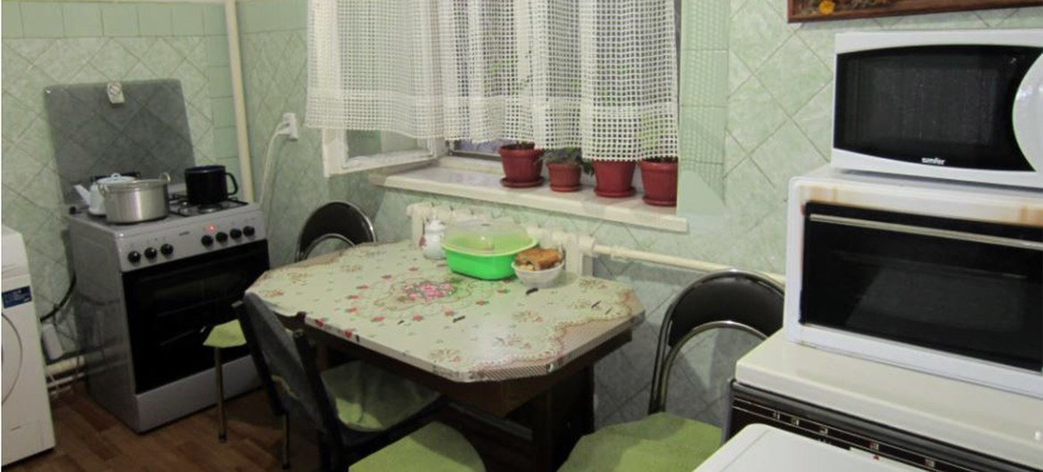 В центре «Сезим» есть все условия для временного проживания. На общей кухне женщины, укрывающиеся от домашнего насилия, могут принотовить еду себе и детям.