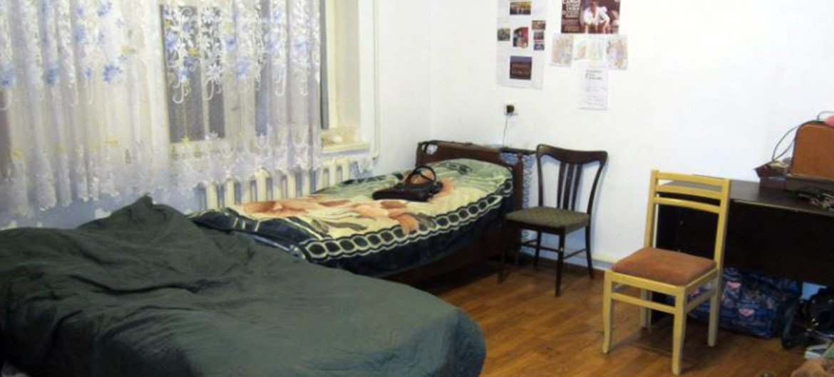 किर्गिस्तान की महिलाएँ, घरेलू हिंसा से सुरक्षा की तलाश में इन विशेष केन्द्रों में आती हैं.