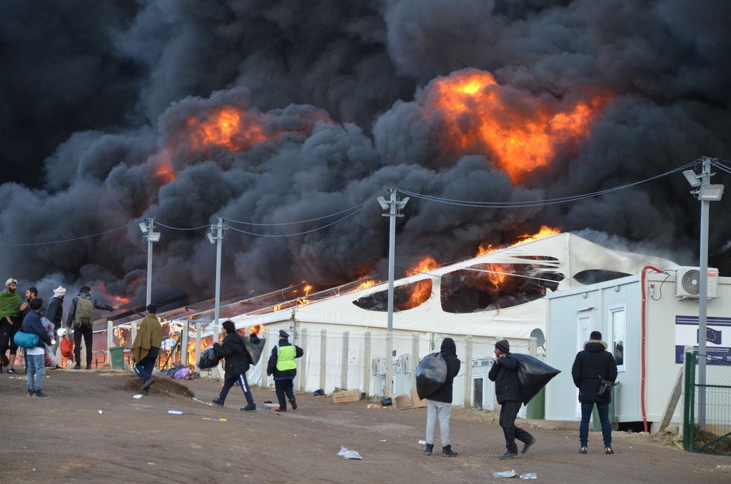 L’incendie fait rage dans le camp d’urgence de Lipa en Bosnie-Herzégovine qui abritait environ 1 400 migrants.