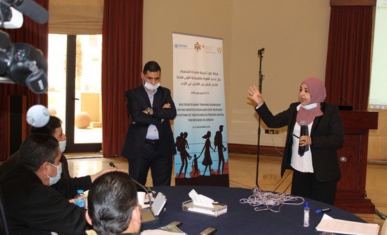 جانب من الحضور في ورشة عمل متعددة التخصصات حول تحديد الهوية والاستجابة الأولى لضحايا الاتجار بين اللاجئين في الأردن عقدها مكتب الأمم المتحدة المعني بمكافحة المخدرات والجريمة