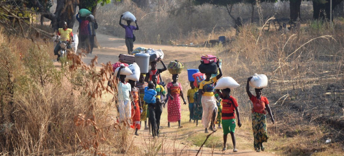 Refugees cross into Chad by foot from the Central African Republic (CAR). (file)