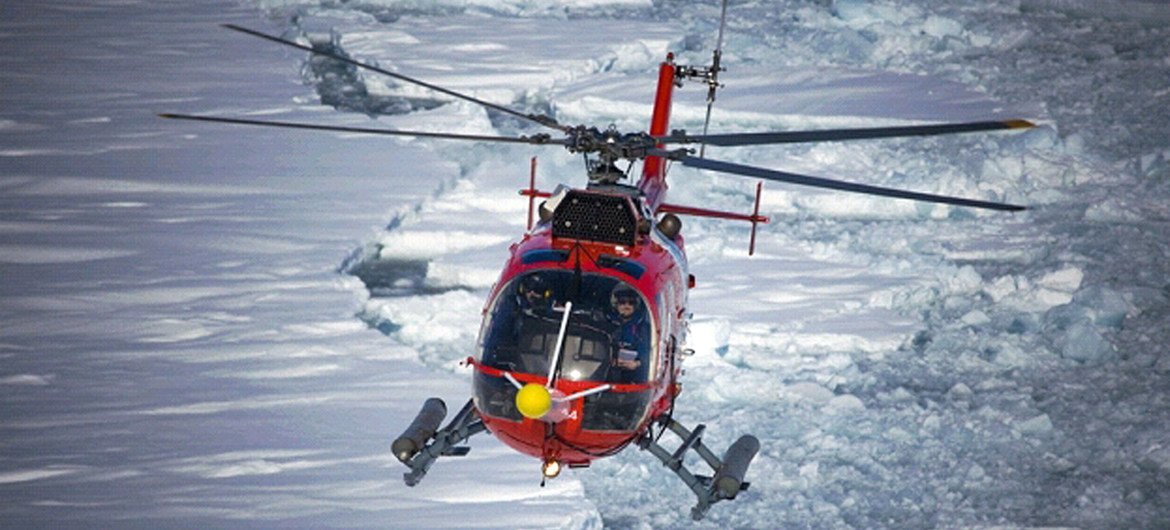 Un helicóptero sobrevuela el Ártico, donde se los nuevos récords de temperaturas y el deshielo de los glaciares ya ha dejado una huella palpable del efecto que tienen estas en nuestro planeta.