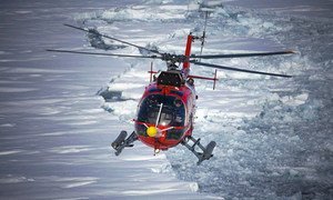 Un helicóptero sobrevuela el Ártico, donde se los nuevos récords de temperaturas y el deshielo de los glaciares ya ha dejado una huella palpable del efecto que tienen estas en nuestro planeta.