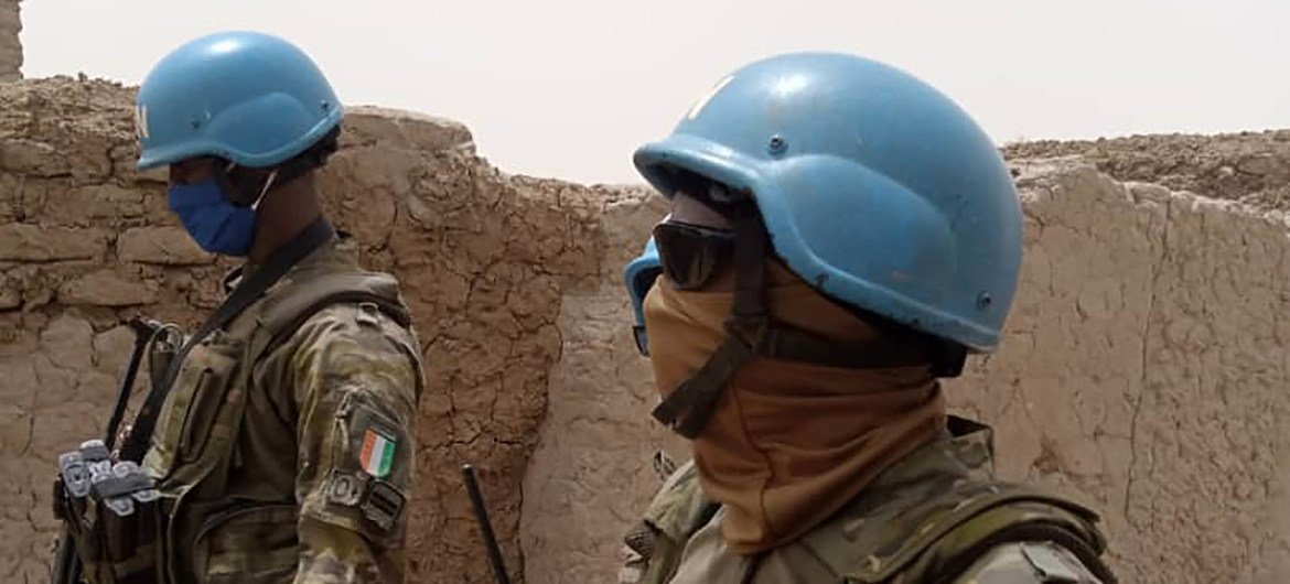 des casques bleus du contingent ivoirien à la MINUSMA, la mission des Nations Unies au Mali, patrouillent dans la zone