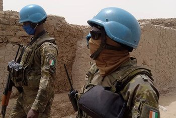 جنود حفظ سلام من الوحدة الإيفوارية في بعثة الأمم المتحدة المتكاملة متعددة الأبعاد لتحقيق الاستقرار في مالي (مينوسما)، يقومون بدوريات في المنطقة.