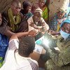 Un casque bleu ivorien de la MINUSMA rencontre la population locale dans la région de Tombouctou au Mali