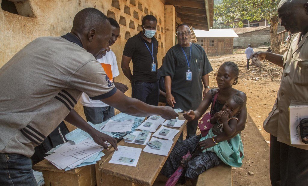 Dans un centre de vote de la capitale Bangui, une jeune femme centrafricaine vient retirer sa carte d'électeur en vue des élections présidentielle et législatives du 27 décembre 2020