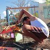 一个男孩用塑料和碎片建造了一间小房子。 2020年11月台风戈尼袭击菲律宾时，他的家被彻底摧毁了。