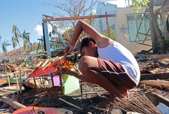 一个男孩用塑料和碎片建造了一间小房子。 2020年11月台风戈尼袭击菲律宾时，他的家被彻底摧毁了。