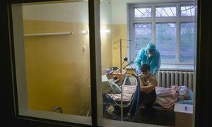 طبيب يفحص أحد المرضى بكوفيد-19 في أوكرانيا