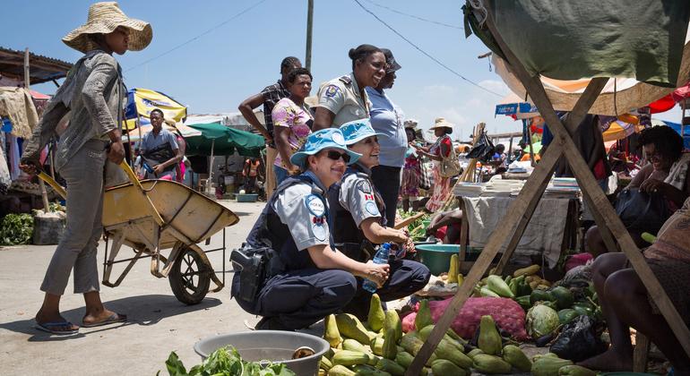 Two Canadian police officers serving with MINUJUSTH in Haiti talk to local women about UN efforts to combat sexual exploitation and abuse.