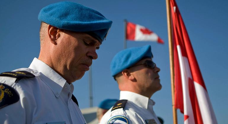Des policiers canadiens en poste à la MINUSTAH pleurent leurs collègues Doug Coates et Mark Gallagher lors d'une cérémonie à Port-au-Prince, en Haïti. Tous deux ont été tués lors du tremblement de terre qui a frappé la capitale en janvier 2010.