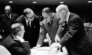 Lester B. Pearson, Secrétaire d'État canadien aux Affaires extérieures (assis à gauche) s'entretient avec le Secrétaire général adjoint des Nations Unies, Ralph J. Bunche, lors d’une session de l'Assemblée générale en 1956 pour établir une force de l'ONU au Moyen-Orient.