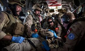 Des membres de l'équipe médicale des Forces armées canadiennes au Mali s’entrainent sur une victime simulée lors d'un exercice d'évacuation médicale.