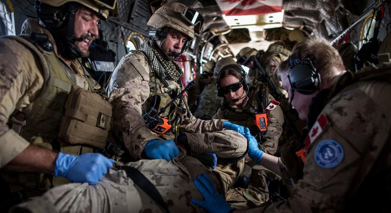 Des membres de l'équipe médicale des Forces armées canadiennes au Mali s’entrainent sur une victime simulée lors d'un exercice d'évacuation médicale.