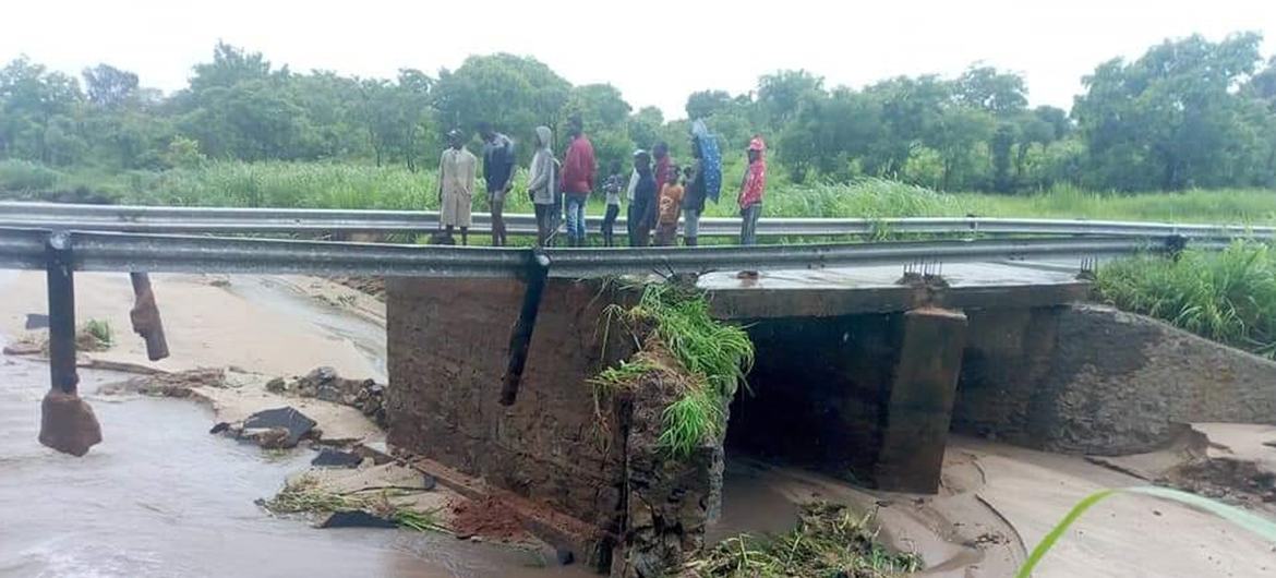 يثف بعض الأشخاص على جسر مدمر في أعقاب العاصفة الاستوائية آنا التي ضربت موزامبيق.