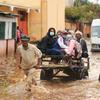 Dans le district d'Ilanivato, Antananarivo, à Madagascar.Un homme transporte des personnes sur un chariot alors que la route principale est inondée suite au passage de la tempête tropicale Ana.