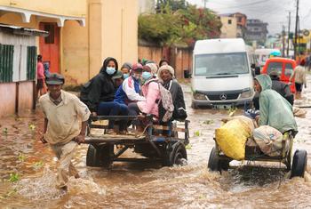 Dans le district d'Ilanivato, Antananarivo, à Madagascar.Un homme transporte des personnes sur un chariot alors que la route principale est inondée suite au passage de la tempête tropicale Ana.