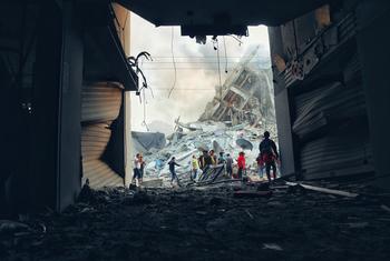 Здание, разрушенное после израильских авиаударов в секторе Газа 