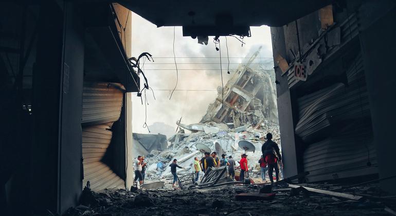 以色列空袭加沙后倒塌的建筑。