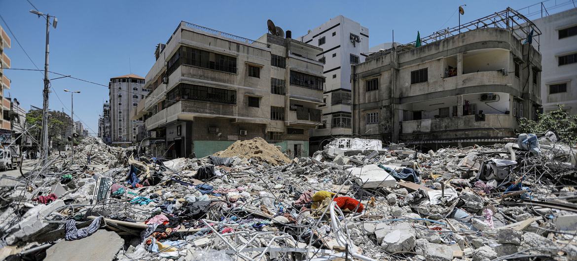 دمرت المباني خلال غارة جوية إسرائيلية ، وسط تصاعد العنف الإسرائيلي الفلسطيني في مدينة غزة. (من الأرشيف)