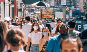 人们在纽约曼哈顿市中心一个受欢迎的购物区的繁忙街道上行走。