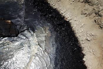 Litoral peruano que foi afetado pelo grande derramamento de óleo. Estima-se que 6 mil barris de petróleo tenham sido derramados, afetando mais de 700 hectares de água e 180 hectares de litoral
