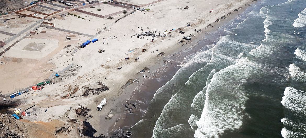 Vista aérea de la zona afectada por el derrame de petróleo en la costa peruana, en la provincia constitucional del Callao, Perú.