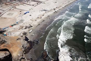 Vista aérea de la zona afectada por el derrame de petróleo en la costa peruana, en la provincia constitucional del Callao, Perú.