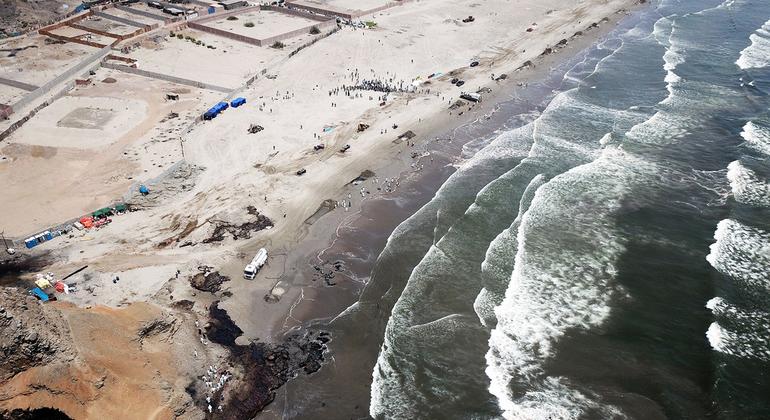 Vista aérea da região afetada pelo vazamento de petróleo na costa do Peru. 