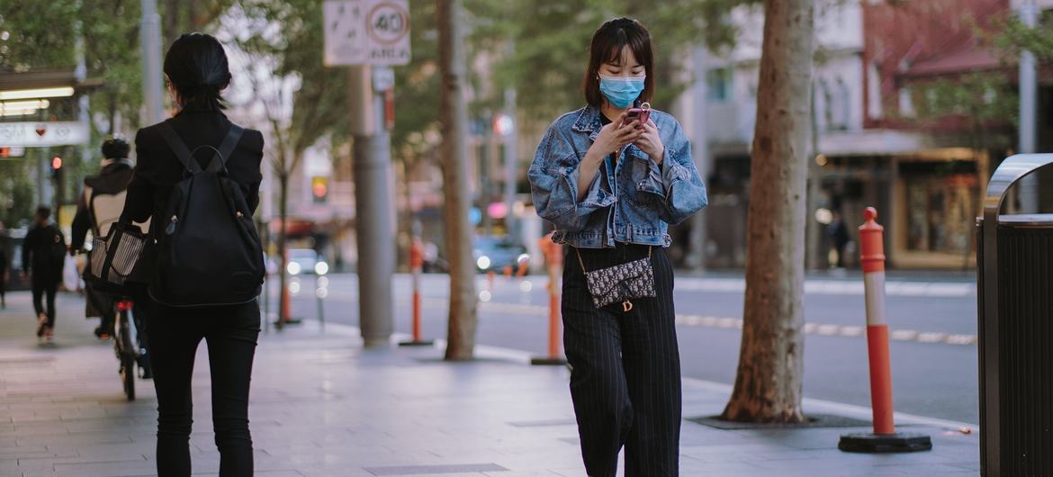 Una mujer con mascarilla camina por la calles de Sidney (Australia), durante el confinamiento por coronavirus.