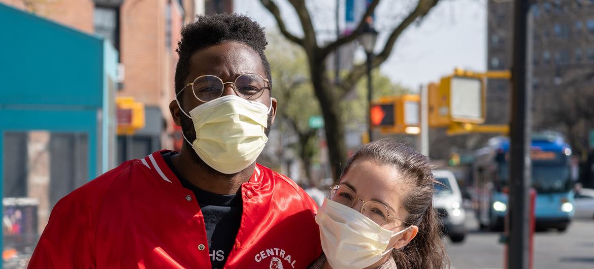 Un couple à Brooklyn, à New York, portant un masque pour se protéger de la Covid-19.