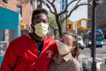 Un couple à Brooklyn, à New York, portant un masque pour se protéger de la Covid-19.
